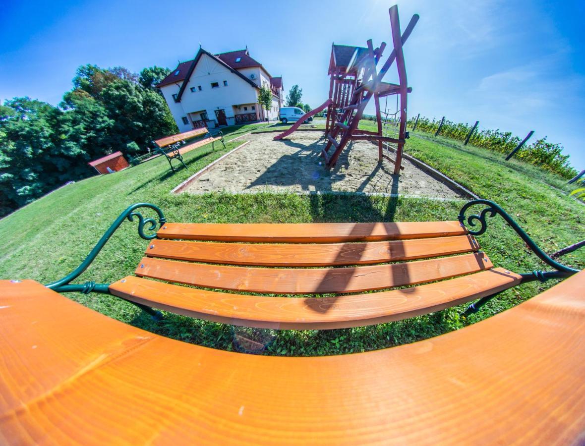 Borhotel Sziluett Farkasmaly Дьёндьёш Экстерьер фото
